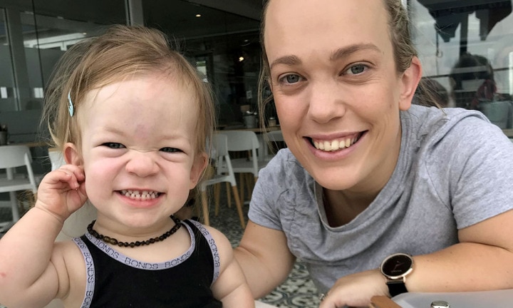 Charli, la mère, partage un tendre moment avec l'un de ses enfants