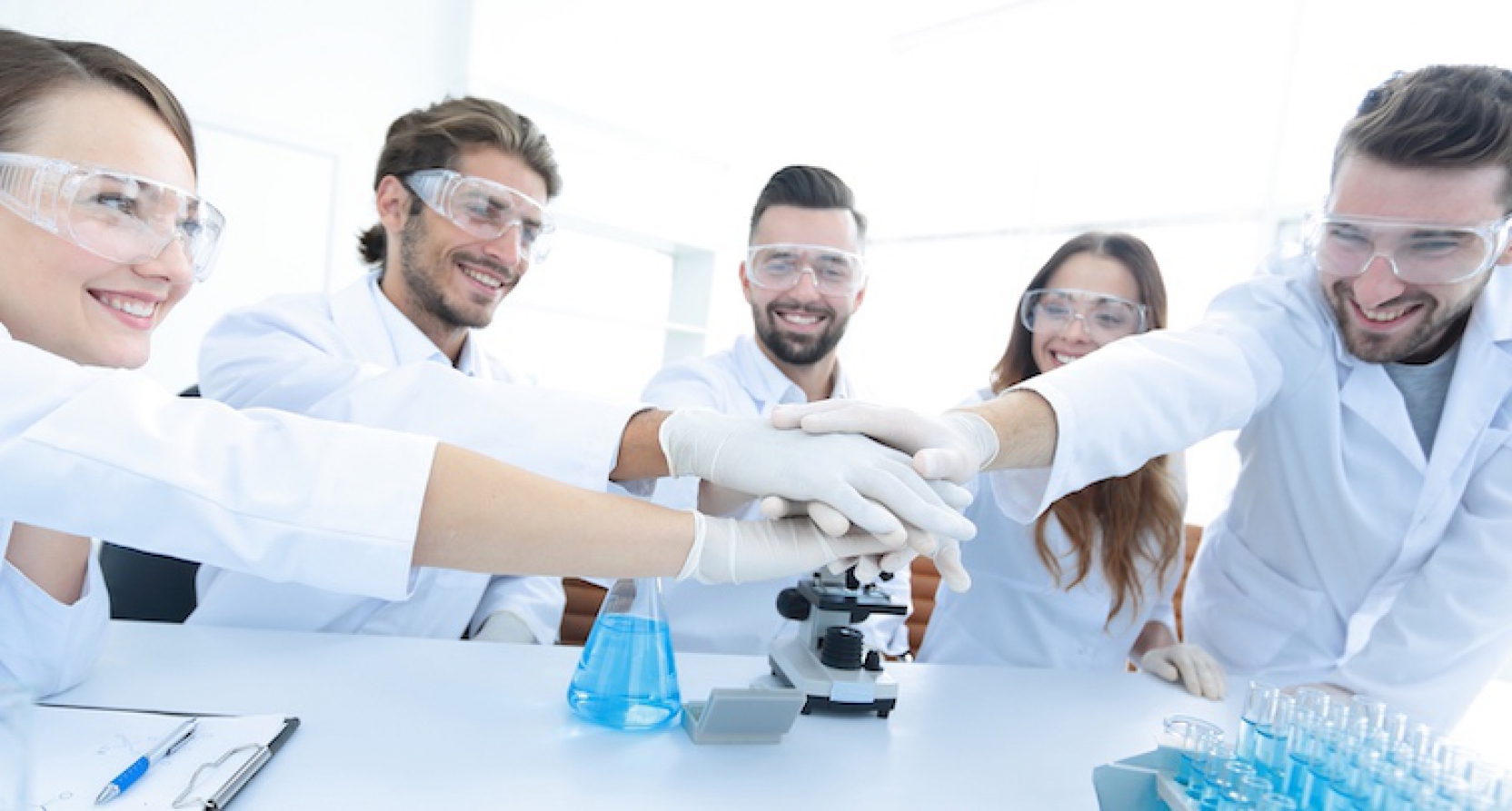 Biologiste en laboratoire observant un échantillon