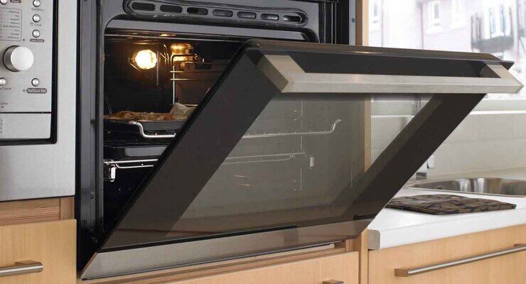 Four avec une vitre sale et des traces de cuisson