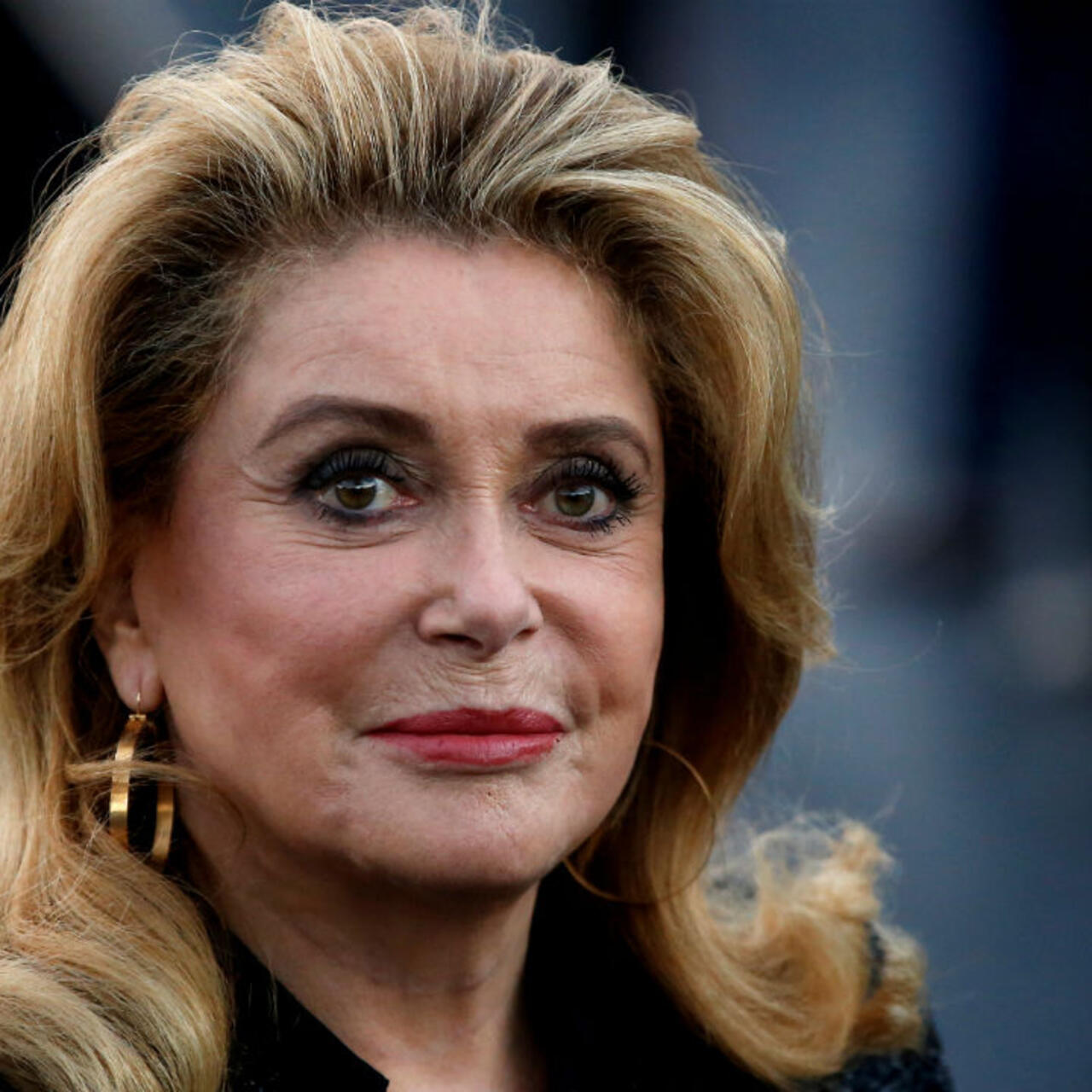 Catherine Deneuve élégante, exemple de style et de bien-être durable