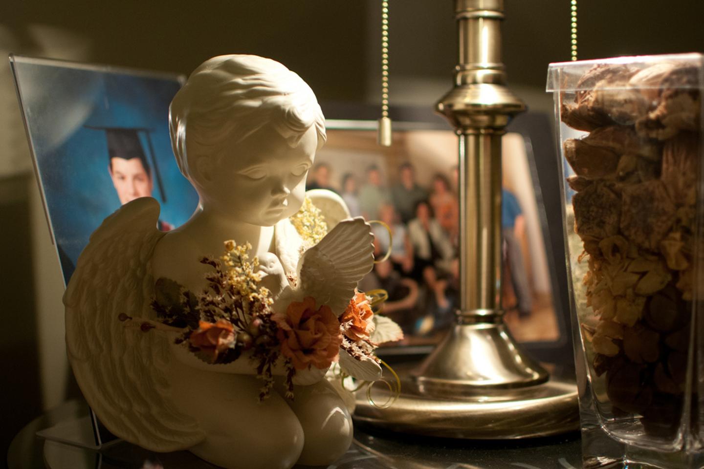 Illustration d'une silhouette et d'un flacon de parfum, symbolisant les souvenirs olfactifs