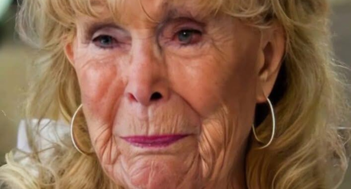 Barbara Eden sur scène ou lors d'un événement public, souriante et active