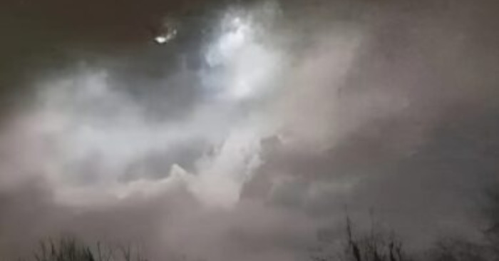 Photographie d'un nuage en forme de silhouette verticale au-dessus de la mer