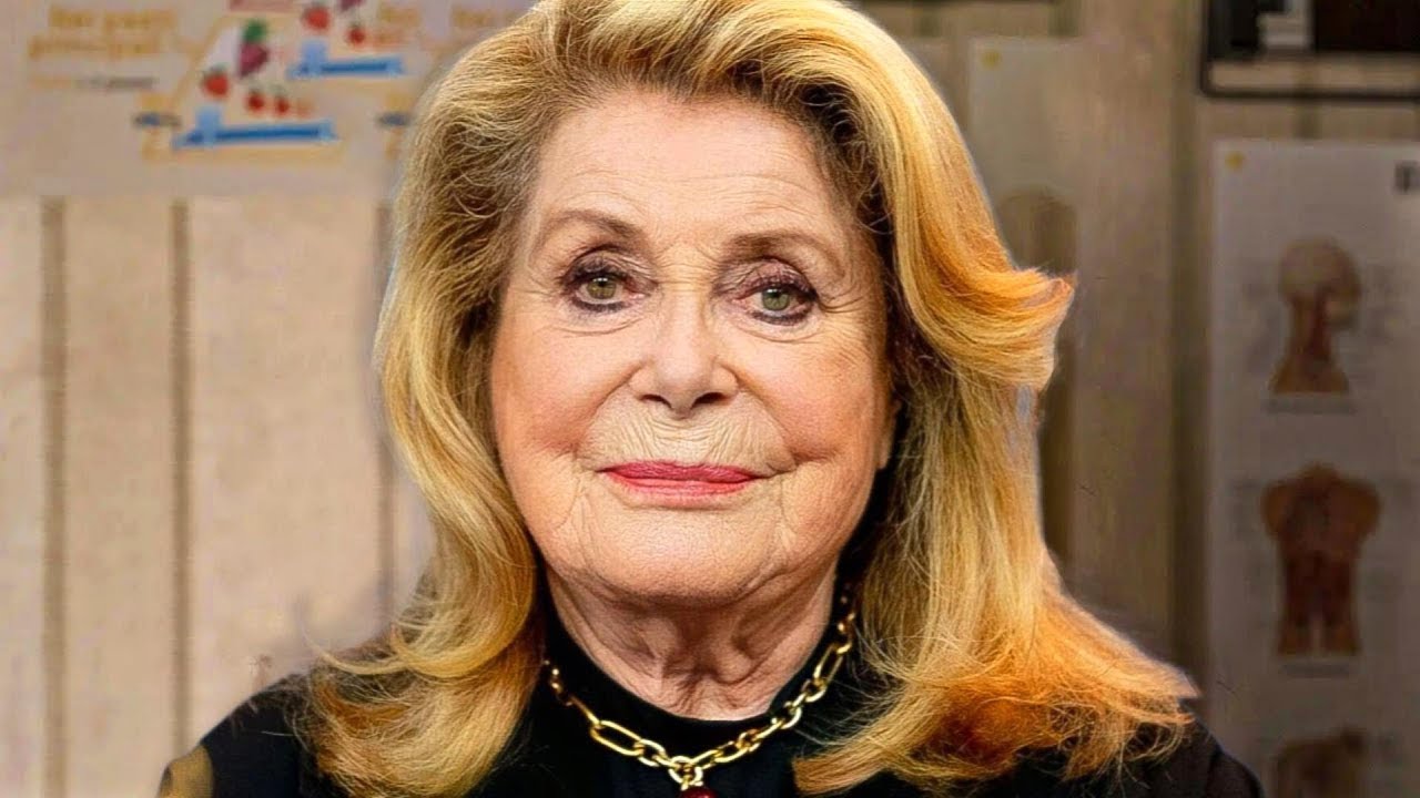Catherine Deneuve souriante, illustrant une beauté naturelle et éclatante