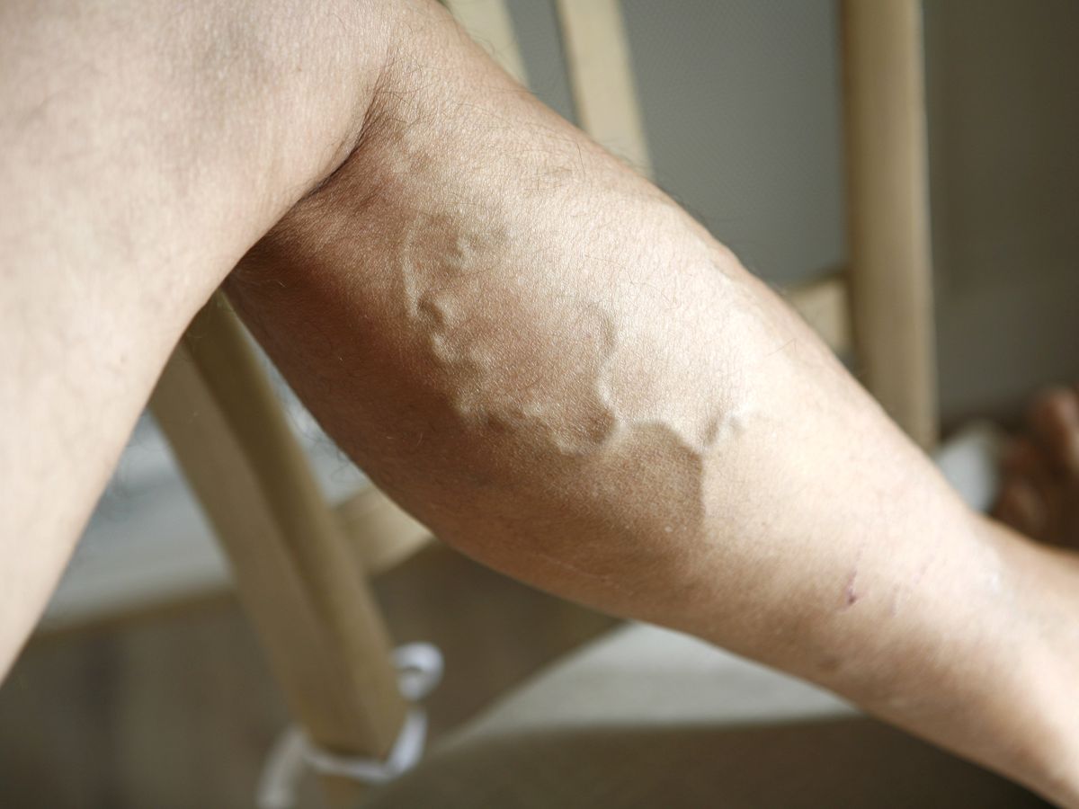 Femme active et souriante faisant du sport en extérieur