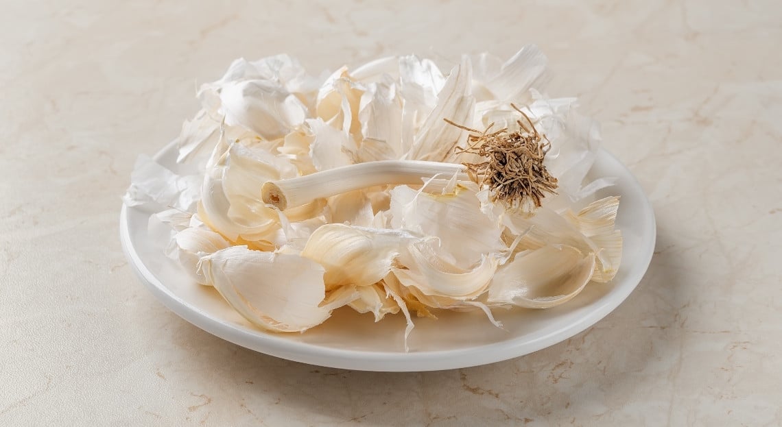 Préparation d'une infusion d'épluchures d'ail dans une casserole en inox