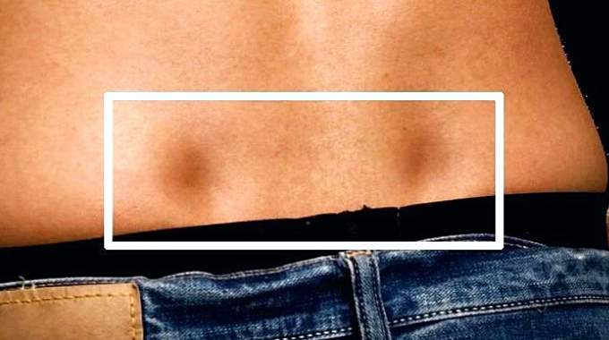 Femme faisant du sport, montrant la zone des fossettes