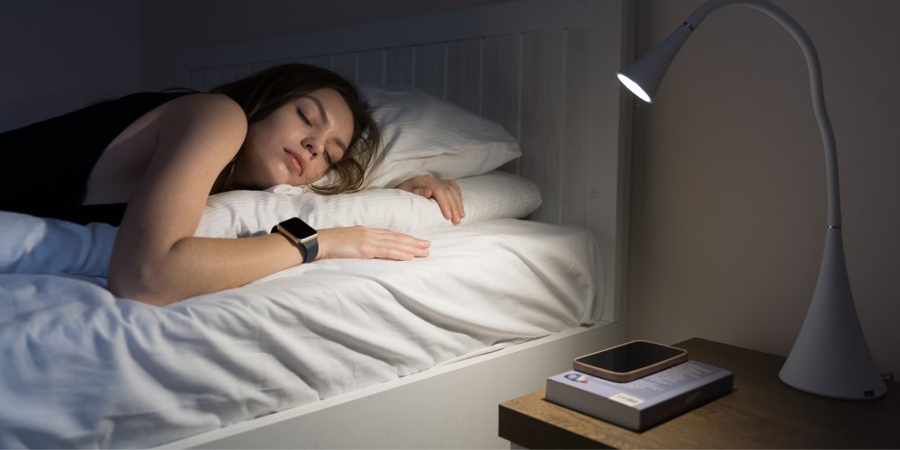 Téléphone posé sur une table de nuit, branché la nuit