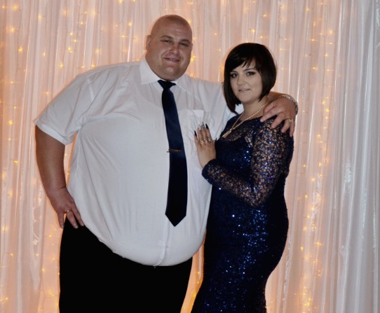 Photo d'Arkadiy en famille avant sa transformation, illustrant les difficultés du quotidien