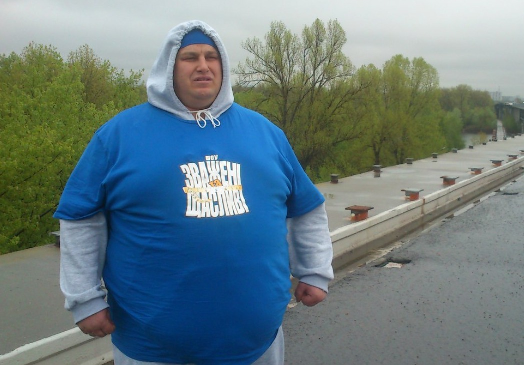 Arkadiy lors de son entrée dans l'émission 'Poids Lourds', montrant son état initial