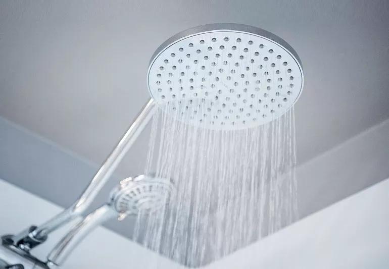 Gouttes d'eau sur un carrelage de douche moderne
