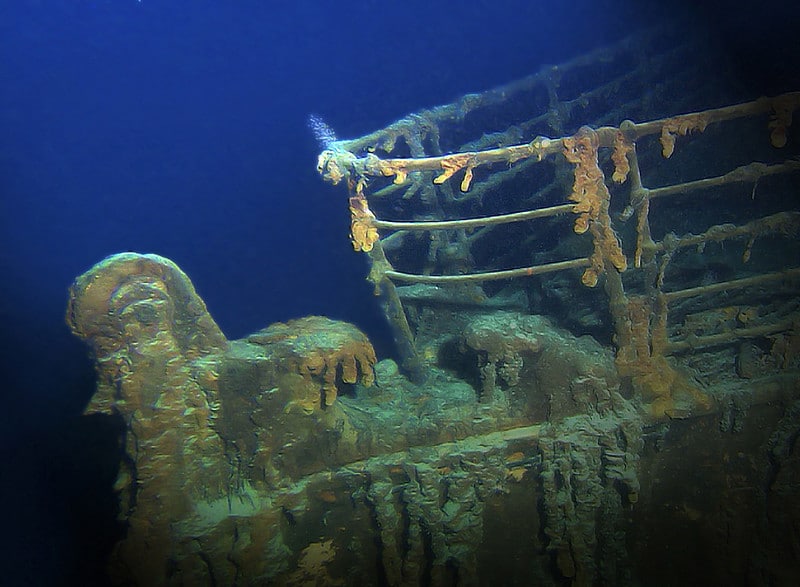 Épave du Titanic montrant des structures métalliques et des débris sur le fond marin