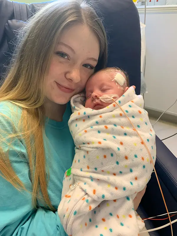 Nouveau-né Karson sous surveillance médicale