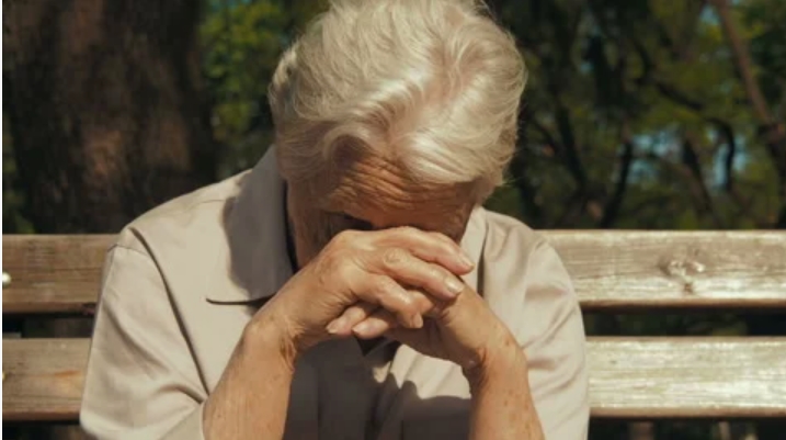 Un adolescent souriant s'adressant à une femme avec un bébé dans un avion