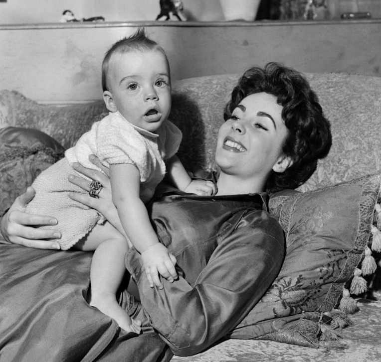Portrait rapproché d'Elizabeth Taylor et de son fils