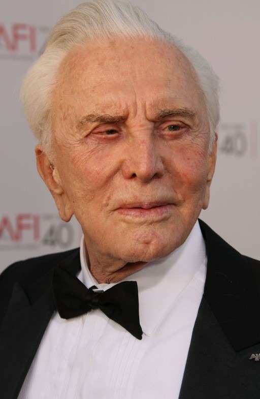 Kirk Douglas âgé, souriant et charismatique